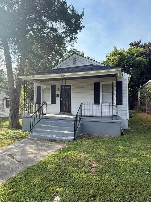 Front of 253 Silverage Ave